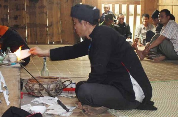 Độc-đáo-tục-cúng-làng-của-người-Dao-áo-dài-Hà-Giang
